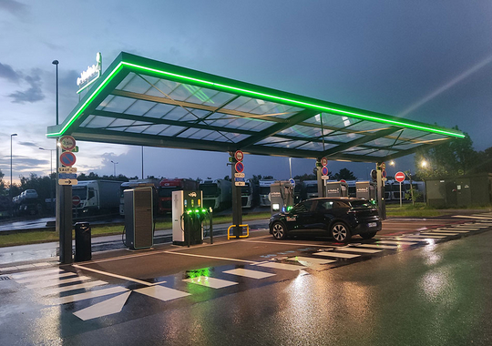 Vue de nuit d'un station de bornes de recharge électrique e-Vadea