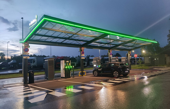 Vue de nuit d'un station de bornes de recharge électrique e-Vadea