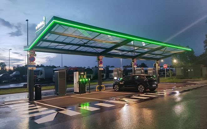 Vue de nuit d'un station de bornes de recharge électrique e-Vadea